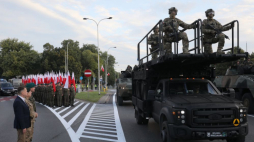 Minister obrony narodowej Mariusz Błaszczak (L), dowódca Generalny Rodzajów Sił Zbrojnych gen. broni Wiesław Kukuła (2L) i dowódca Garnizonu Warszawa gen. bryg. Tomasz Dominikowski (3L) podczas próby generalnej do defilady z okazji Święta Wojska Polskiego. Warszawa, 13.08.2023. Fot. PAP/P. Supernak