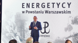 Warszawa, 01.08.2023. Minister kultury i dziedzictwa narodowego Piotr Gliński przemawia podczas uroczystości „Energetycy w Powstaniu” na Skwerze Kahla. Fot. PAP/R. Pietruszka