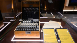 Prezentacja piątego już egzemplarza maszyny szyfrującej Enigma w Centrum Szyfrów Enigma w Poznaniu. Poznań, 03.08.2023. Fot. PAP/J. Kaczmarczyk