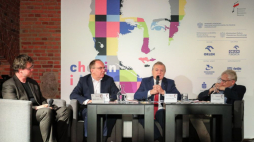 Minister kultury i dziedzictwa narodowego Piotr Gliński (2P), dyrektor artystyczny Festiwalu Stanisław Leszczyński (P), rzecznik Narodowego Instytutu Fryderyka Chopina Aleksander Laskowski (L) i dyrektor Narodowego Instytutu Fryderyka Chopina Artur Szklener (2L) podczas konferencji prasowej przed 19. Międzynarodowym Festiwalem Muzycznym „Chopin i jego Europa”. Fot. PAP/P. Supernak