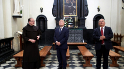 Minister kultury i dziedzictwa narodowego Piotr Gliński (C) i minister infrastruktury Andrzej Adamczyk (P) podczas wizyty w Klasztorze Karmelitów Bosych. Czerna, 18.08.2023. Fot. PAP/Art Service