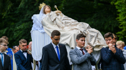 Kalwaria Pacławska, 11.08.2022. Procesja z figurą Matki Bożej Zaśniętej na inauguracji Wielkiego Odpustu Wniebowzięcia NMP w sanktuarium w Kalwarii Pacławskiej. Fot. PAP/D. Delmanowicz