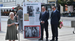 Współautorka scenariusza wystawy, córka twórcy Kedywu gen. Rybickiego Hanna Rybicka (L) podczas otwarcia wystawy „Kedyw. Miecz i Tarcza Armii Krajowej” przed Domem Polonii na Krakowskim Przedmieściu w Warszawie. Fot. PAP/A. Lange