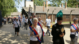 Oświęcim, 14.08.2023. Uczestnicy obchodów 82. rocznicy męczeńskiej śmierci św. Maksymiliana Kolbego na terenie byłego niemieckiego nazistowskiego obozu koncentracyjnego Auschwitz-Birkenau w Oświęcimiu. Fot. PAP/Z. Meissner