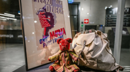 Plakat z apelem o pomoc żywnościową dla najmłodszych mieszkańców powstańczej Warszawy autorstwa oficera AK ppor. Mieczysława Jurgielewicza ps. Narbutt, plecak uszyty podczas powstania warszawskiego dla pogorzelców, rodziny Baran oraz wykonany ręcznie w czasie okupacji miś - zabawka, który należał do Marii Całki zaprezentowane w Muzeum II Wojny Światowej w Gdańsku. Fot. PAP/M. Gadomski