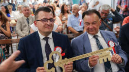 Radzymin (woj. mazowieckie), 15.08.2023. Marszałek województwa mazowieckiego Adam Struzik (P) i burmistrz Radzymina Krzysztof Chaciński (L) na przekazaniu kluczy do Muzeum Bitwy Warszawskiej 1920 r. Fot. PAP/R. Guz