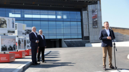Minister obrony narodowej Mariusz Błaszczak (P), starosta wołomiński Adam Lubiak (L) oraz dyrektor Muzeum Wojska Polskiego Paweł Żurkowski (2L) podczas otwarcia wystawy plenerowej towarzyszącego piknikowi wojskowemu przed Muzeum Bitwy Warszawskiej w Ossowie. 13.08.2023. Fot. PAP/R. Guz