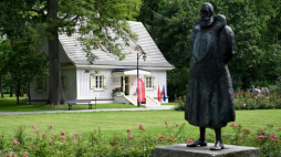 XIX-wieczna oficyna wchodząca w skład zespołu dworsko-parkowego Muzeum Jana Kochanowskiego. Czarnolas, 10.08.2023. Fot. PAP/P. Polak