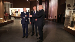 Minister kultury i dziedzictwa narodowego Piotr Gliński (L), minister obrony narodowej Mariusz Błaszczak (C) oraz dyrektor MWP Paweł Żurkowski (P) podczas otwarcia nowej siedziby Muzeum Wojska Polskiego na terenie Cytadeli Warszawskiej. Fot. PAP/A. Zawada