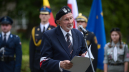 Warszawa, 01.08.2023. Uczestnik powstania warszawskiego, prof. Leszek Żukowski ps. Antek przemawia przed pomnikiem „Mokotów Walczący 1944”. Podczas uroczystości podniesiono na maszt flagę państwową, zapalono „ogień pamięci” oraz włączono iluminację pomnika na 63 dni. Fot. PAP/M. Obara