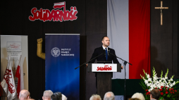 Gdańsk, 31.08.2023. Prezes Instytutu Pamięci Narodowej Karol Nawrocki podczas uroczystości wręczenia Krzyży Wolności i Solidarności w Gdańsku, 31 bm. Trwają obchody 43. rocznicy Sierpnia 1980 i powstania NSZZ „Solidarność”. Fot. PAP/M. Gadomski