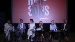 Wykładowczyni Wydziału Prawa i Administracji UW, działaczka społeczna, wiceprezeska Polskiego Czerwonego Krzyża (2005–2012) Elżbieta Teresa Mikos-Skuza (3P) i dziennikarze: Maciej Jastrzębski (P), Maria Stepan (2P), Agnieszka Maria Romaszewska-Guzy (3L), historyk Łukasz Adamski (2L) i prowadzący Żenia Klimakin (L) podczas debaty nt. "Ludzie, których nie ma". Fot. PAP/A. Zawada