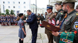 Warszawa, 01.08.2023. Szef Urzędu do Spraw Kombatantów i Osób Represjonowanych Jan Józef Kasprzyk (C) podczas uroczystości wręczenia medali „Pro Patria” członkom Związku Harcerstwa Rzeczypospolitej. Fot. PAP/R. Guz