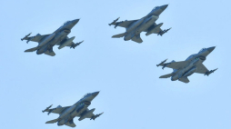 Międzynarodowe Pokazy Lotnicze AIR SHOW Radom 2023: samoloty F-16. Fot. PAP/R. Pietruszka