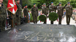Wilno, Litwa, 15.08.2023. Obchody Święta Wojska Polskiego i 103. rocznicy zwycięstwa nad bolszewikami w Bitwie Warszawskiej, przy grobie, w którym jest pochowana matka Józefa Piłsudskiego i serce marszałka na cmentarzu na Rossie. Fot. PAP/V. Doveiko