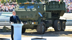 Warszawa, 15.08.2023. Prezydent RP Andrzej Duda przemawia przed rozpoczęciem defilady „Silna Biało-Czerwona” z okazji Święta Wojska Polskiego 2023. Fot. PAP/R. Pietruszka