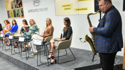 Od lewej: prezes Fundacji Chaber Polski Marlena Wilbik, komisarz wystawy w Katowicach Aleksandra Żmuda, dyrektor Instytutu Sztuki ds artystycznych Katarzyna Boś-Brózda, aktorka Jolanta Gibas, kurator wystawy w Krakowie Sabina Kopińska, wiceprezes Stowarzyszenia Kultury Akademiickiej w Krakowie Paulina Zubek, saksofonista Michał Borkowski podczas konferencji prasowej dot. projektu „Stacja Kultura” w Centrum Prasowym PAP w Warszawie. Fot. PAP/R. Pietruszka