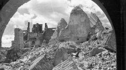 Warszawa, 1946. Widok na ruiny Starego Miasta z bramy domu przy ul. Jezuickiej. Fot. PAP/J. Baranowski