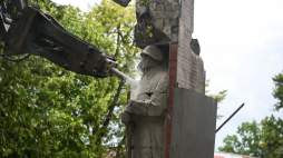 Demontaż propagandowego pomnika „Poległym w Walce o Wyzwolenie Dąbia”. Szczecin, 03.08.2023. Fot. PAP/M. Bielecki