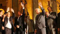 Prezydent RP Lech Kaczyński (2L), prezydent Ukrainy Wiktor Juszczenko, prezydent Litwy Valdas Adamkus i prezydent Estonii Toomas Hendrik Ilves podczas wiecu przed parlamentem Gruzji. Tbilisi, 12.08.2008. Fot. PAP/R. Pietruszka