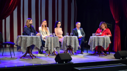 Aktorka i piosenkarka Gołda Tencer (P), reżyser Dawid Szurmiej (L), wokalistka Izabela Szafrańska (2L), reżyserka Karolina Kirsz (C) oraz dyrektor Biura Kultury Urzędu Miasta Warszawy Artur Jóźwik (2P) podczas konferencji prasowej zapowiadającej tegoroczną edycję Festiwalu Kultury Żydowskiej "Warszawa Singera" na Scenie Letniej Teatru Żydowskiego w Warszawie. Fot. PAP/A. Lange