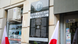 Warszawa, 01.08.2023. Uroczystość odsłonięcia tablicy upamiętniającej Pereca i Samuela Willenbergów w 79. rocznicę powstania warszawskiego oraz w 80. rocznicę buntu w niemieckim obozie zagłady Treblinka II, na elewacji kamienicy przy ulicy Marszałkowskiej 60 w Warszawie. Wydarzenie organizowane jest przez Instytut Pamięci Narodowej. Fot. PAP/A. Zawada