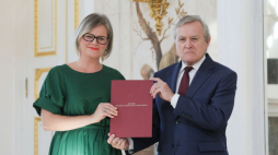 Warszawa, 26.09.2023. Minister kultury i dziedzictwa narodowego Piotr Gliński (P) wręczył akt powołania dyrektor Muzeum Łazienki Królewskie Mariannie Otmianowskiej (L). Fot. PAP/P. Supernak