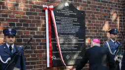 Katowice, 26.09.2023. Bp Adam Wodarczyk (C) podczas uroczystości odsłonięcia i poświęcenia tablicy upamiętniającej ks. Franciszka Blachnickiego, przy Areszcie Śledczym w Katowicach. Fot. PAP/Z. Meissner