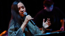 Gdańsk, 24.11.2022. Wokalistka Dorota Miśkiewicz podczas koncertu performatywnego „Głosy sztuki” w audytorium Europejskiego Centrum Solidarności w Gdańsku. Fot. PAP/A. Warżawa