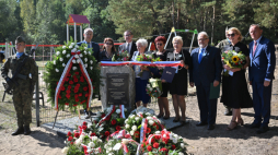  Gamratka, 21.09.2023. Wnuczka Zofii Kur Janina Piekarska (4L), poseł KO Czesław Mroczek (P) i dr hab. Andrzej Zawistowski (3L) na wydarzeniu upamiętniającym Zofię i Aleksandra Kurów. Fot. PAP/P. Piątkowski