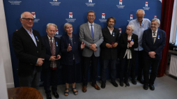 Warszawa, 20.09.2023. Dyrektor IDMN Jan Żaryn (4L), Barbara Fedyszak-Radziejowska (3L) oraz odznaczeni: doradca prezydenta RP Tadeusz Deszkiewicz (2L), Przewodniczący Rady Mediów Narodowych Krzysztof Czabański (L), poetka Katarzyna Boruń-Jagodzińska (3P), poeta Jan Bryłowski (P), historyk Jan Doktór (2P) i pisarz Wacław Holewiński (4P). Fot. PAP/R. Guz