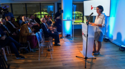 Warszawa, 19.09.2023. Dyrektor Instytutu Pileckiego Magdalena Gawin (P) podczas konfe-rencji prasowej w nowej, trzykondygnacyjnej galerii wystawienniczej Domu Bez Kantów przy ul. Królewskiej 2 w Warszawie. Budynek będzie nową galerią wystawienniczą Instytutu Pileckiego „DeBeK”. Fot. PAP/P. Nowak