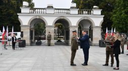 Warszawa, 26.09.2023. Szef Urzędu do Spraw Kombatantów i Osób Represjonowanych Jan Józef Kasprzyk (4P) odznaczył medalami „Pro Patria” oraz „Pro Bono Poloniae” osoby posiadające szczególne zasługi w kultywowaniu pamięci o walce o Niepodległość RP, 26 bm. podczas obchodów 103. rocznicy Bitwy Niemeńskiej na placu Marszałka Józefa Piłsudskiego w Warszawie. Fot. PAP/A. Lange