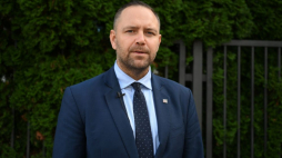 Rzeszów, 09.09.2023. Prezes IPN dr Karol Nawrocki przed budynkiem Oddziału IPN w Rzeszowie. Fot. PAP/D. Delmanowicz