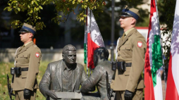 Warszawa, Dolina Szwajcarska przy tzw. pomniku-ławeczce Henryka Sławika i Józsefa Antalla. Uroczystości upamiętniające rocznicę otwarcia granicy węgierskiej dla polskich uchodźców wojennych we wrześniu 1939 r. Fot. Łukasz Błasikiewicz. Źródło: www.sejm.gov.pl