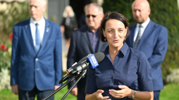 Łańcut, 01.09.2023. Dyrektor Instytutu Pileckiego i inicjatorka programu „Zawołani po imieniu” Magdalena Gawin (2P) podczas konferencji prasowej dot. rodziny Ulmów na Zamku w Łańcucie. Fot. PAP/D. Delmanowicz