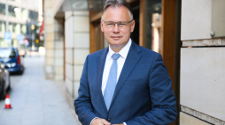Warszawa, 13.09.2023. Wiceminister spraw zagranicznych Arkadiusz Mularczyk przed siedzibą Polskiej Agencji Prasowej. Fot. PAP/R. Guz