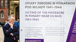 Gdańsk, 13.09.2023. Sekretarz stanu w Ministerstwie Kultury i Dziedzictwa Narodowego, generalny konserwator zabytków Jarosław Sellin (L) na otwarciu wystawy „Ofiary Zbrodni w Ponarach pod Wilnem 1941–1944” na Targu Węglowym. Fot. PAP/M. Gadomski