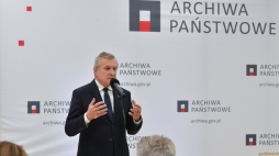 Warszawa, 13.09.2023. Minister kultury i dziedzictwa narodowego Piotr Gliński na konferencji prasowej inaugurującej konkurs „Nikt nie ma większej miłości od tej, gdy ktoś życie swoje oddaje...” oraz promocję publikacji „Biografie Sprawiedliwych” w siedzibie Naczelnej Dyrekcji Archiwów Państwowych. Fot. PAP/A. Lange
