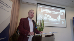 Pruszków, 19.09.2023. Naczelnik Wydziału ds. Badań nad stratami wojennymi Instytutu Strat Wojennych im. Jana Karskiego dr Piotr Olechowski podczas obrad międzynarodowej konferencji naukowej ISW pt. „Przed 17 września 1939 r. Stan posiadania Rzeczypospolitej Polskiej na obszarze anektowanym przez ZSRR”. Fot. PAP/M. Obara