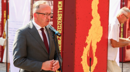 Warszawa, 12.09.2023. Zastępca prezesa IPN dr hab. Karol Polejowski na otwarciu wystawy „Nie tylko Siwiec” pokazującej protesty przeciwko radzieckiej inwazji na Czechosłowację w czerwcu 1968 r., na dziedzińcu Zamku Królewskiego. Fot. PAP/T. Gzell