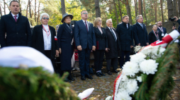 Ponary, Litwa, 26.09.2022. Wicemarszałek Sejmu M. Gosiewska (6P), dyr. gabinetu szefa UdSKiOR W. Lesiak (4L), ambasador RP na Litwie U. Doroszewska (3L) oraz przewodniczący Rady ds. Kombatantów i Osób Represjonowanych B. Nizieński (5P) podczas uroczystości z działaczy społecznych, kombatantów oraz uczniów szkół polskich na Litwie w Kwaterze Polskiej w Ponarach. Fot. PAP/V. Doveiko