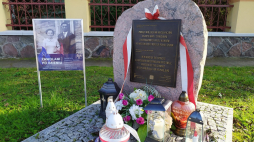 Tablica pamiątkowa poświęcona małżeństwu Krysiewicz w Waniewie. Źródło: Wikimedia Commons