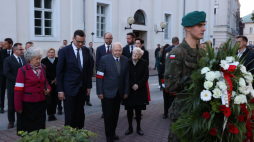 Wieluń, 01.09.2023. Premier Mateusz Morawiecki (2L) złożenia wiązanki przed pomnikiem ku czci ofiar niemieckiego bombardowania w Wieluniu 1 września 1939 roku. Trwają obchody 84. rocznicy wybuchu II wojny światowej. Fot. PAP/Marian Zubrzycki