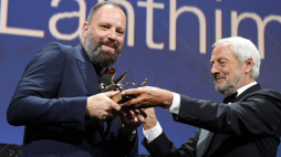 Wenecja, 9 09 2023. Reżyser Yorgos Lanthimos odbiera statuetkę Złotego Lwa. Fot. PAP/EPA