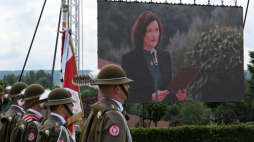 Markowa, 03.09.2023. Wojewoda podkarpacki Ewa Leniart (na telebimie) podczas uroczystości odsłonięcia tablicy w Sadzie Pamięci przy Muzeum Polaków Ratujących Żydów podczas II wojny światowej im. Rodziny Ulmów w Markowej. Fot. PAP/D. Delmanowicz