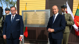 Szef Urzędu do Spraw Kombatantów i Osób Represjonowanych Jan Józef Kasprzyk (2L) i ambasador RP na Litwie Konstanty Radziwiłł (2P) podczas uroczystości upamiętniającej 115. rocznicę Akcji pod Bezdanami. Fot. PAP/V. Doveiko