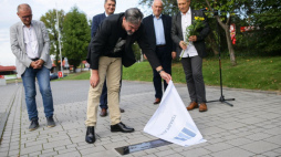  Jurij Andruchowycz (C), prezydent Oświęcim Janusz Chwierut (2L), dyrektor Miejskiej Biblioteki Publicznej Galerii Książki Leszek Palus (2P), przewodniczący Kapituły Alei Pisarzy przy Galerii Książki w Oświęcimiu Krzysztof Zajas (P) i literaturoznawca Jarosław Fazan (L) na odsłonięciu tablicy poświęconej Andruchowyczowi w Alei Pisarzy przy Galerii Książki w Oświęcimiu