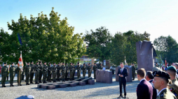 Minister obrony narodowej Mariusz Błaszczak (C) uczestniczy przed Pomnikiem Zesłańcom Sybiru w Legnicy w obchodach 84. rocznicy agresji sowieckiej na Polskę oraz 30. rocznicy wyprowadzenia wojsk radzieckich z Polski. Fot. PAP/S. Borowski