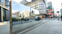 Instalacja artystyczna "Dwie strony muru" na dawnej granicy getta u zbiegu ulic Grzybowskiej i Żelaznej w Warszawie. Fot. PAP/Sz. Pulcyn
